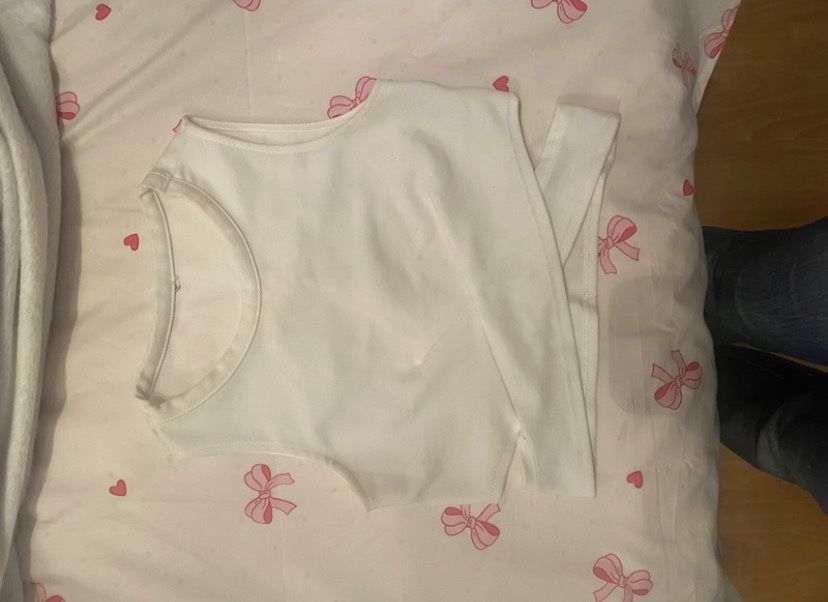 Top branco detalhe na barriga