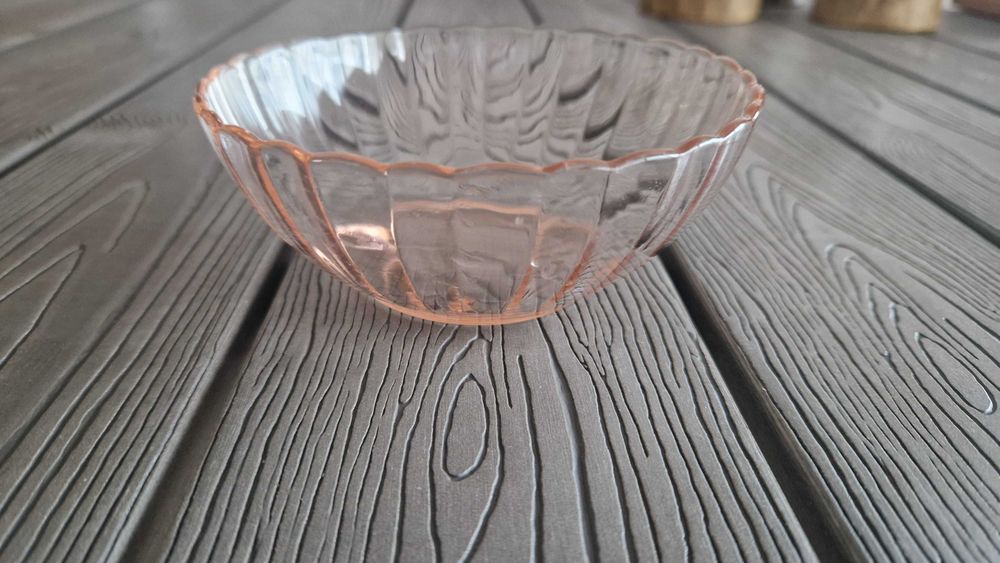 Taça pequena de vidro transparente rosa