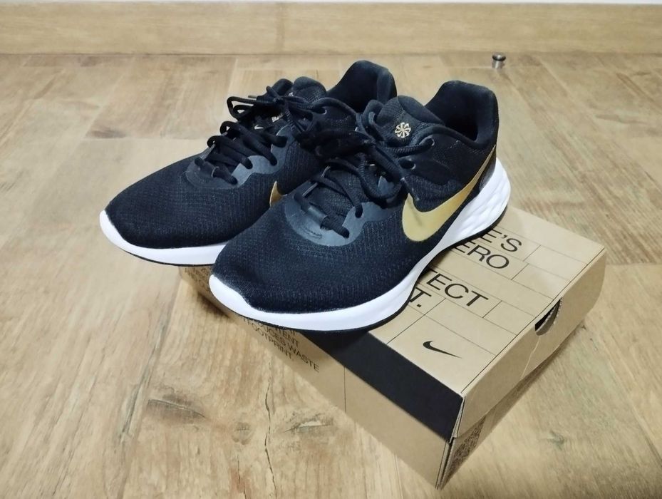 Sapatilhas Nike Revolution 6 Pretas c/ Dourado 42