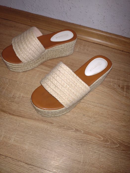 Buty klapki na koturnie