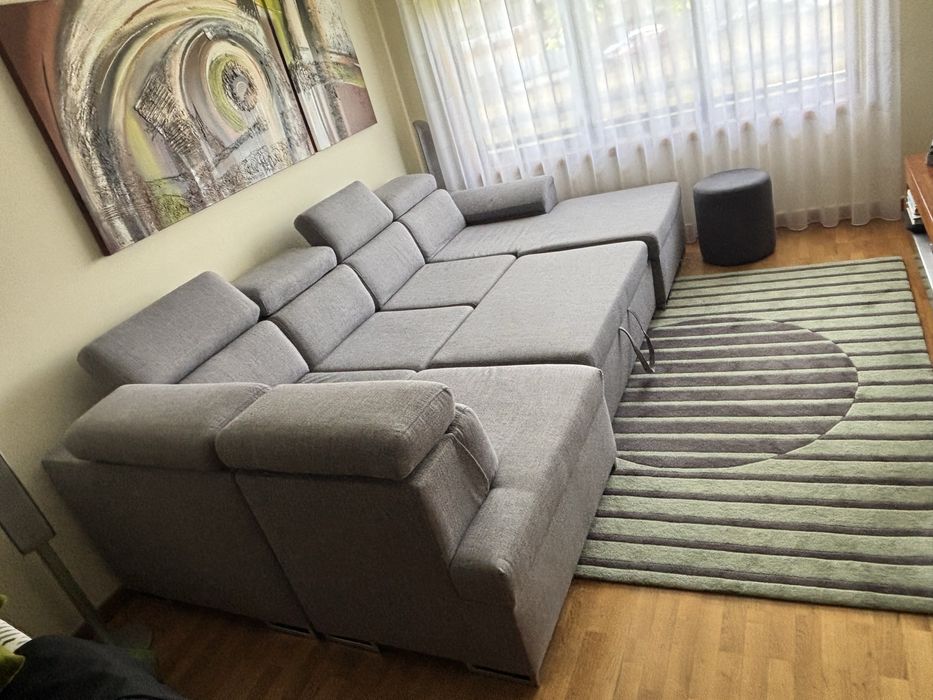 Sofá em tecido com chaise long