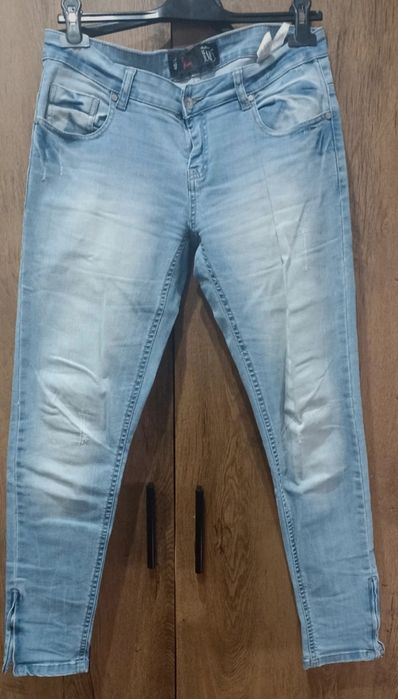 Jeansy damskie z zamkami