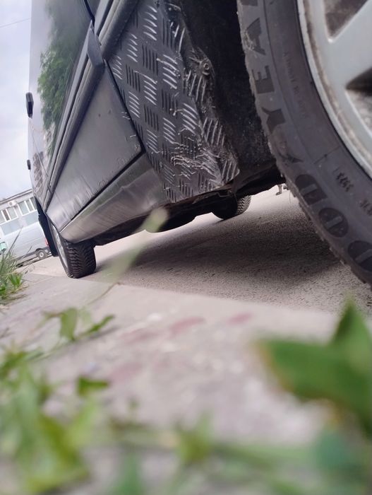 На уверенном ходу. Сел уехал!