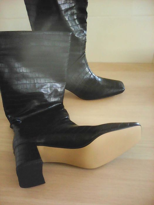 Botas pretas de cano alto