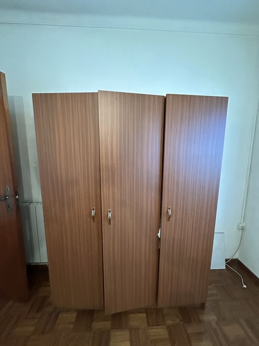 Roupeiro em madeira – 3 portas