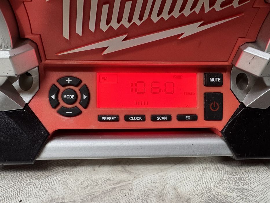 Milwaukee M12  радіо програвач Мілвоке