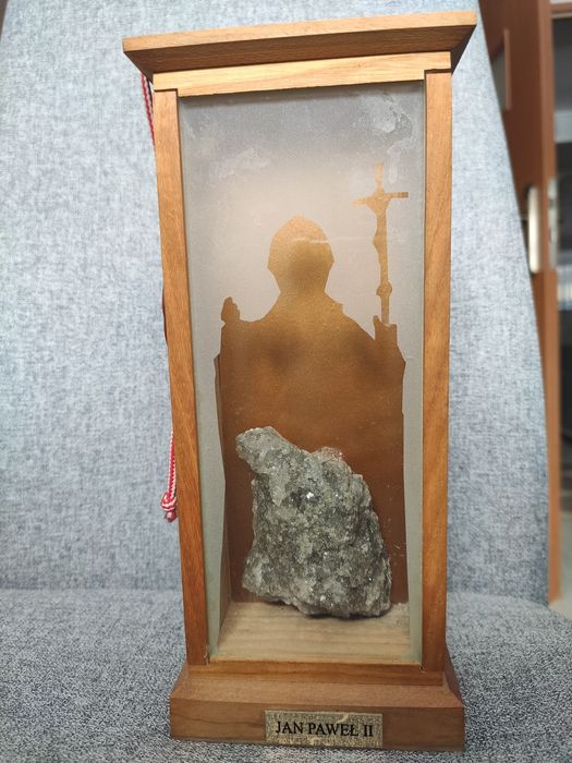 Gablota z solą i wizerunkiem papieża