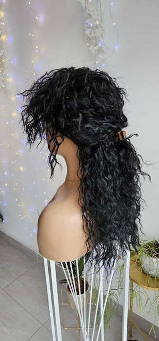 Lekka peruka Frida fale afroloki czarna włosy naturlany efekt