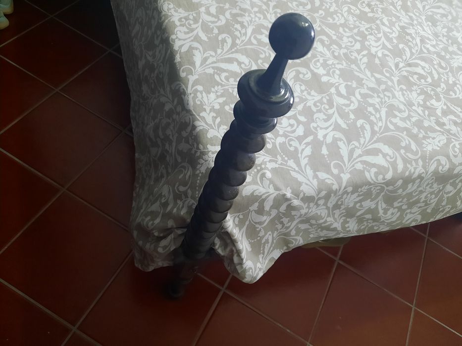 Cama de casal antiga