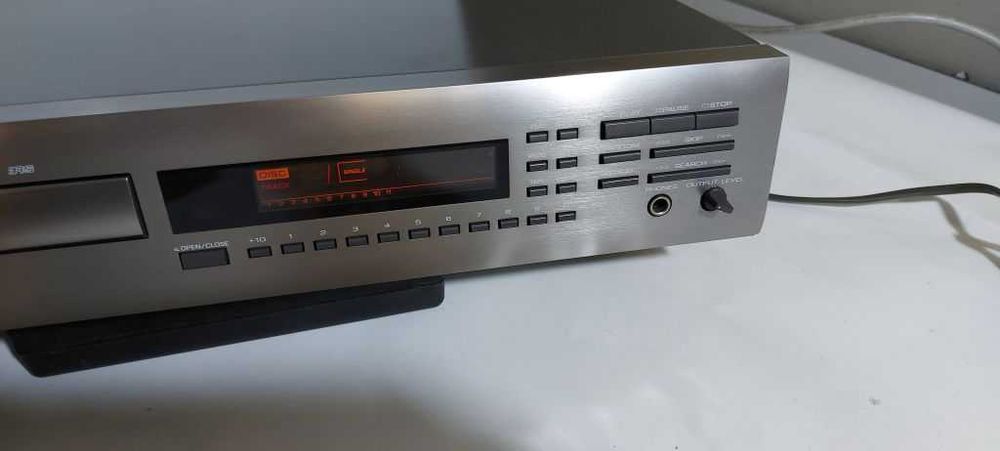 odtwarzacz płyt cd yamaha cdx-550e srebrny