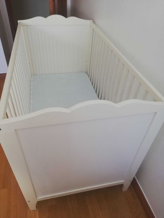 Cama de bebé e trocador