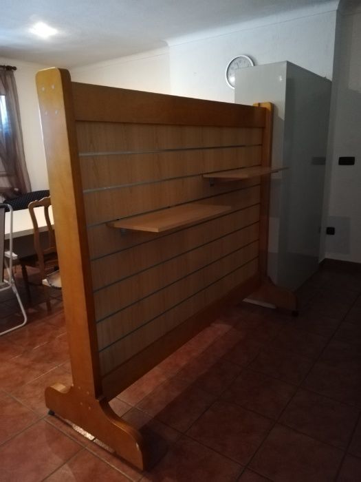 Expositor para montra de loja com com prateleiras frente/verso.