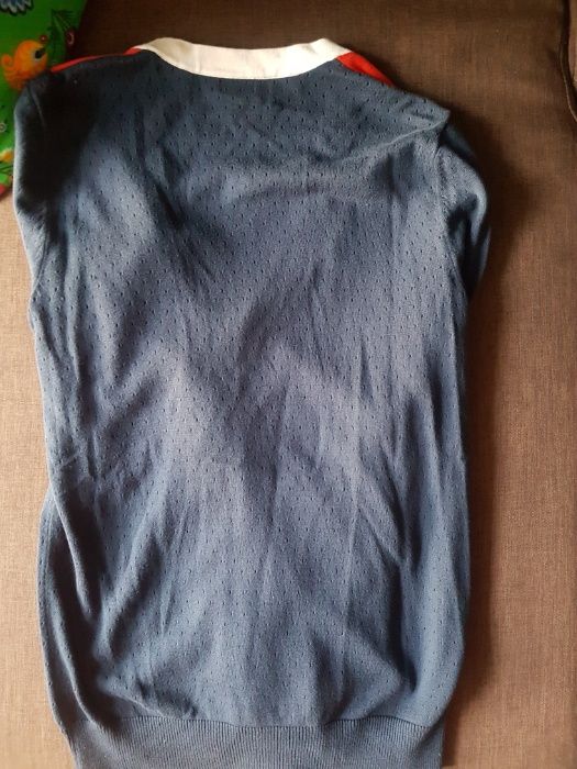 Granatowy lekko ażurowy sweter marki H&M z czerwoną i białą wstawką