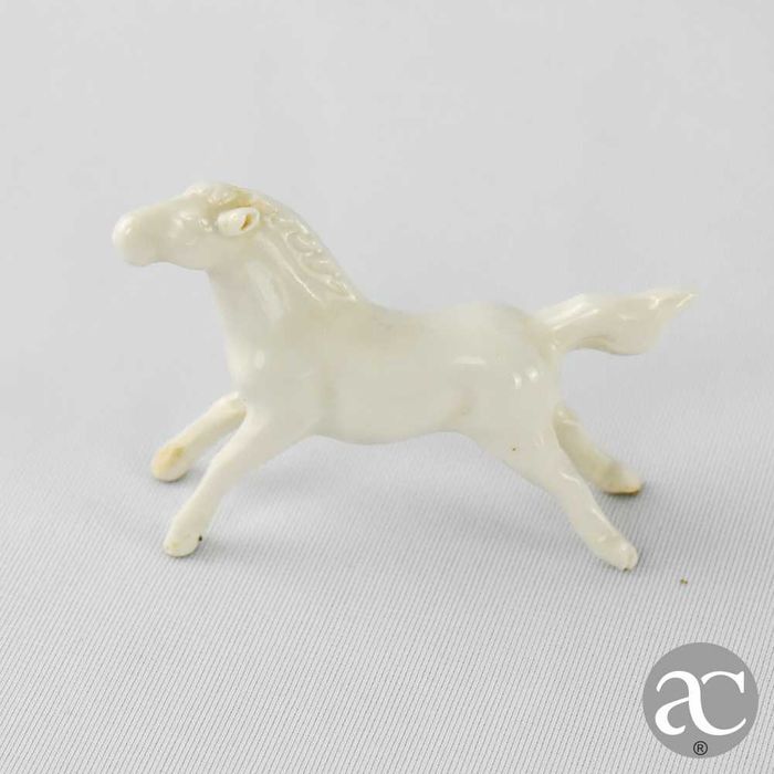 Conjunto de 7 cavalos porcelana da China “Blanc de Chine”