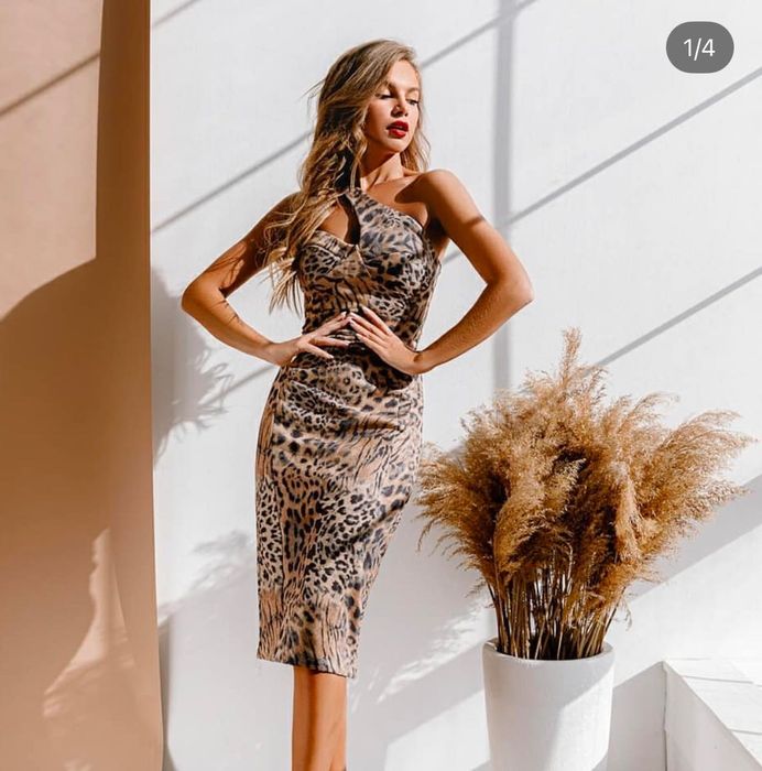 Елегантна леопардова сукня з відкритими плечима.