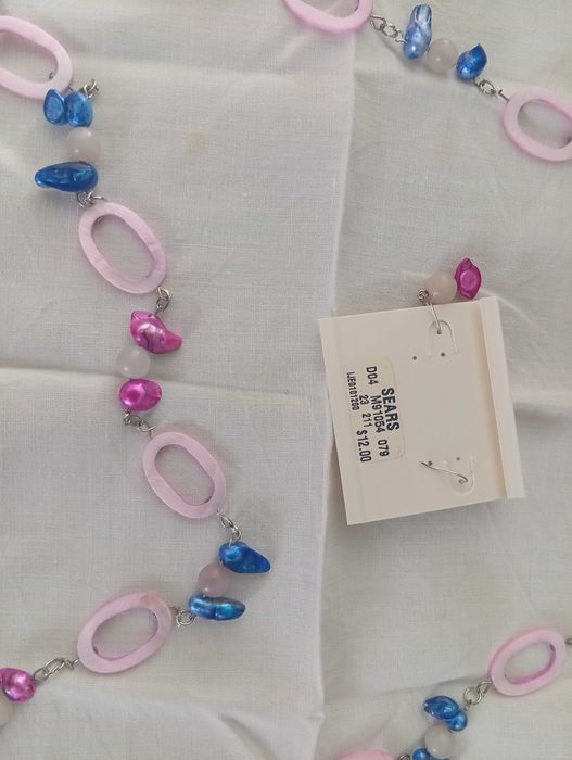 Colar com motivos rosa, azul forte, rosa fashion, bolas em rosa claro.