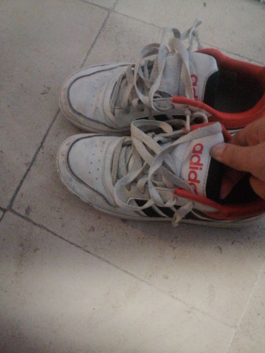 Tênis da Adidas.