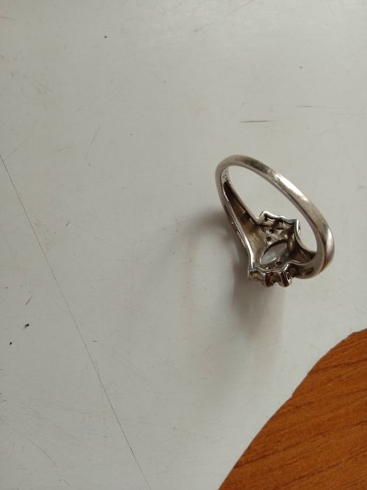 Продам кольцо с каменем брошь кулончик