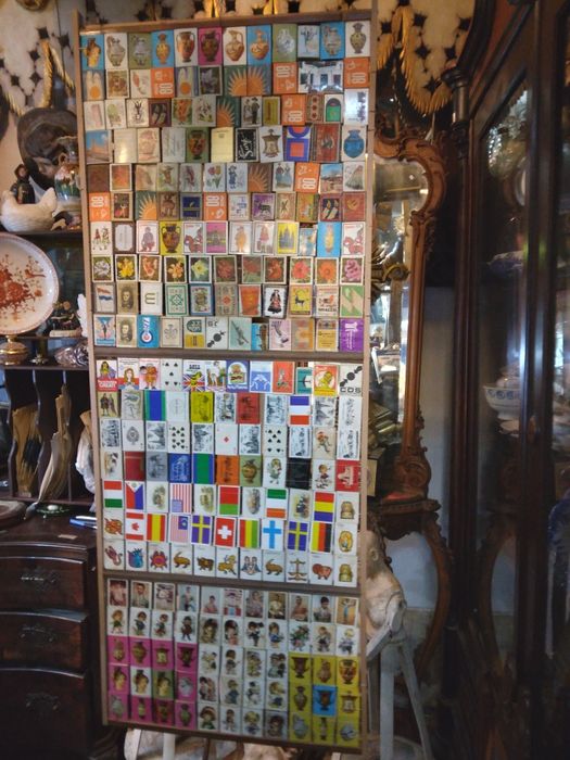 Colecção de 250 caixas de fosforos  num quadro