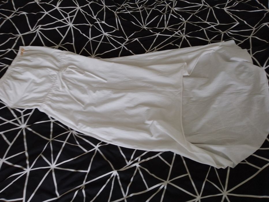 TaniejSukienka bielusienka z gołymi ramionami przód krótszy tył długi