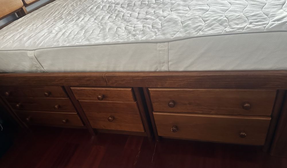 Cama Casal Saint Claire com grande capacidade de arrumação