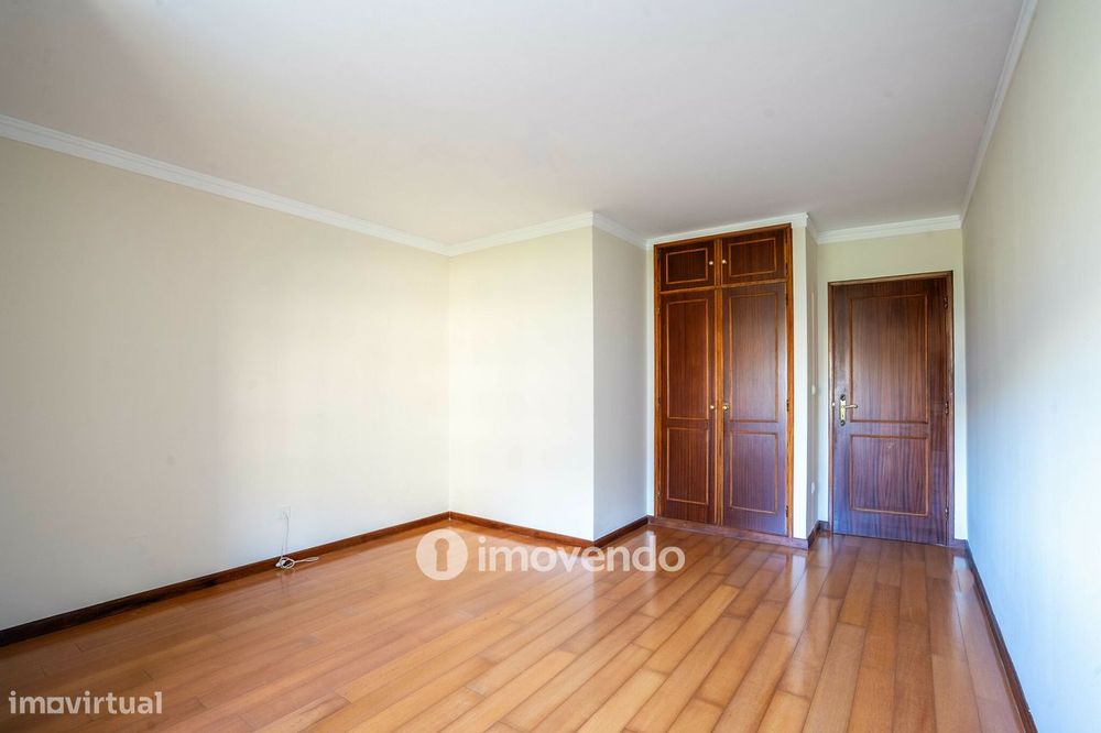 Apartamento T2, com estacionamento e arrecadação, no Porto