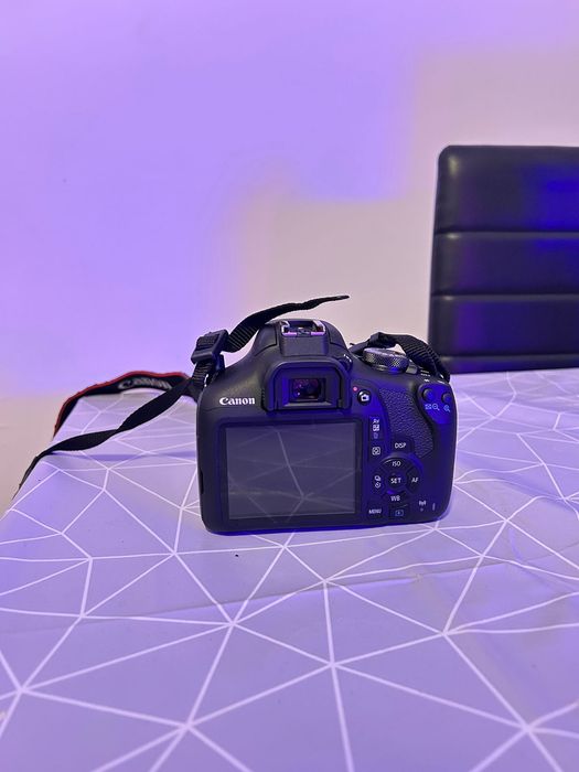 Câmara Canon EOS2000D