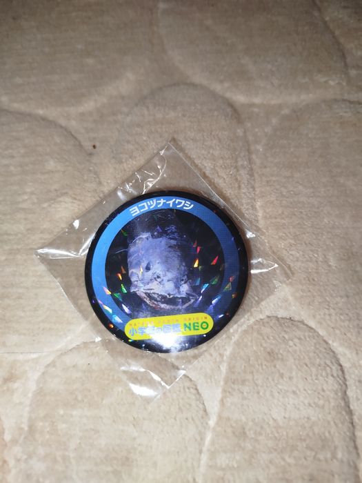 Значок на сумку та фігурка морської істоти