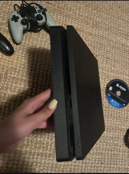 Playstation 4 com 2 controles e fc24