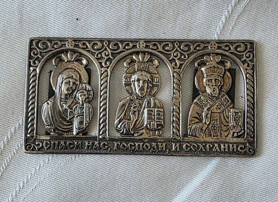 Срібна ікона для автомобіля.