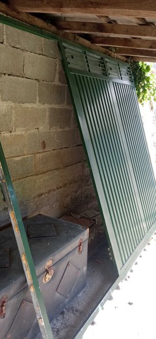 Portão de Garagem em excelente estado de conservação
