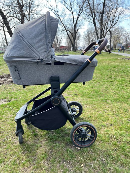 Продам коляску  Carrello Epica В 2 в 1