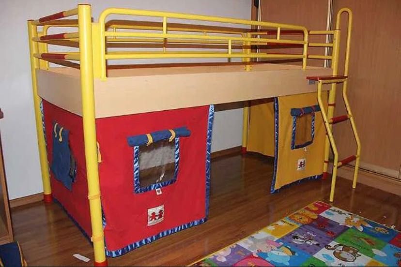 Кровать з горкою та доміком