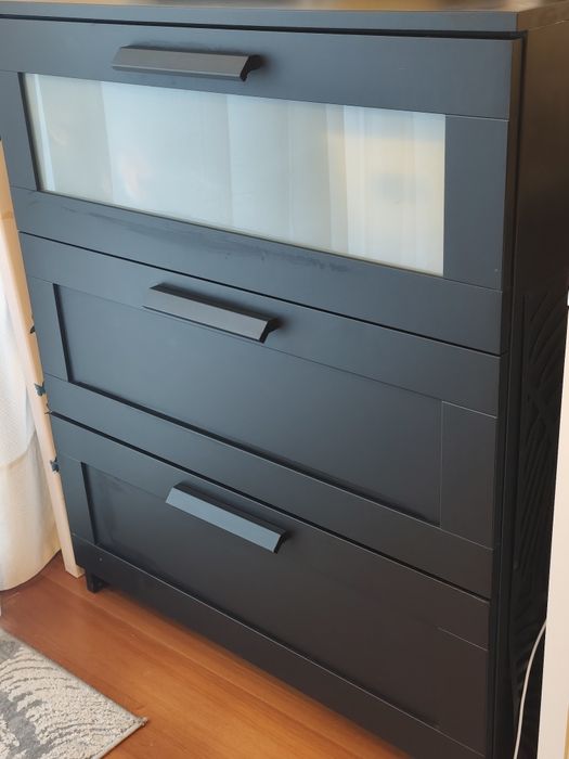 Cómoda preta com 3 gavetas