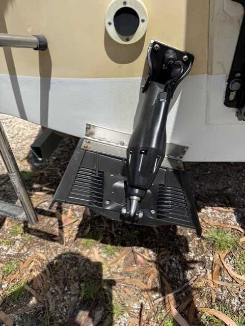 Quicksilver 460 com motor tohatsu 50hp 4 tempos