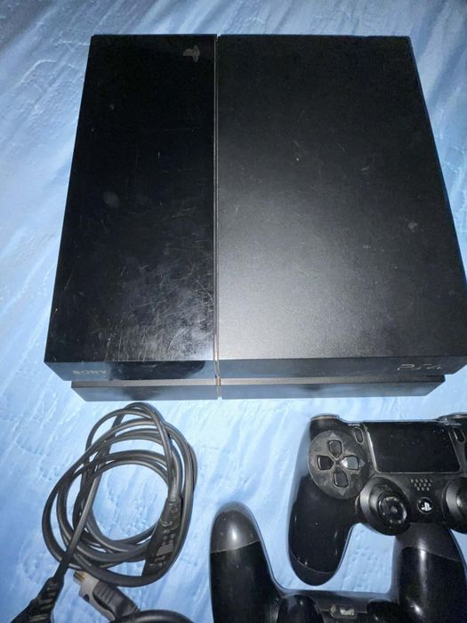 Vendo ps4 com dois comandos