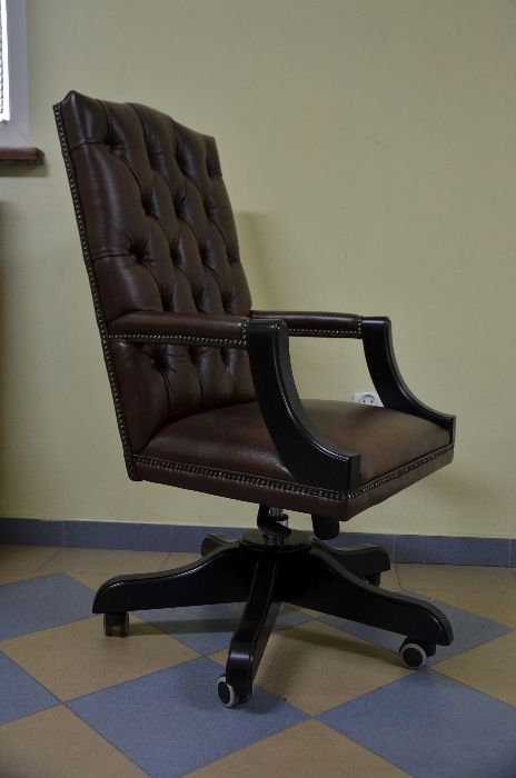 Fotel Obrotowy Chesterfield wykończenia czarne