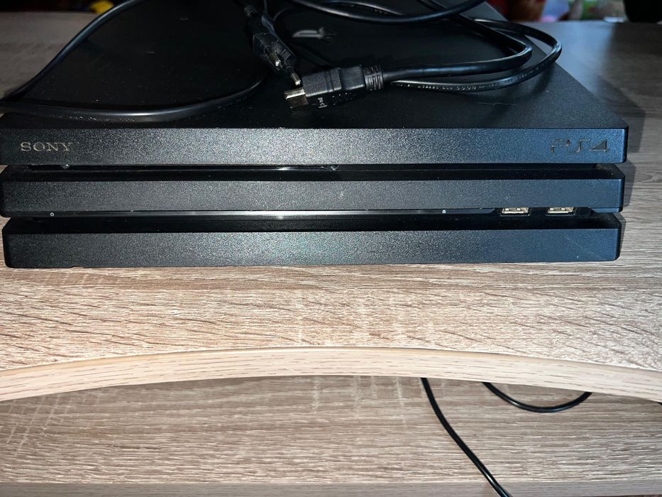 Sony PlayStation 4 Pro 1TB + геймпади