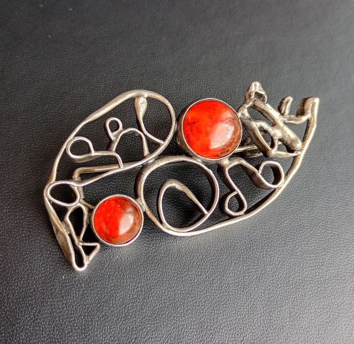 Srebrna duża broszka ORNO bursztyn