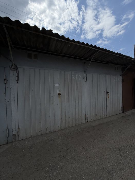Продам 2 гаража на ильфа и петрова ( таирова) возле таировских садо и кадора