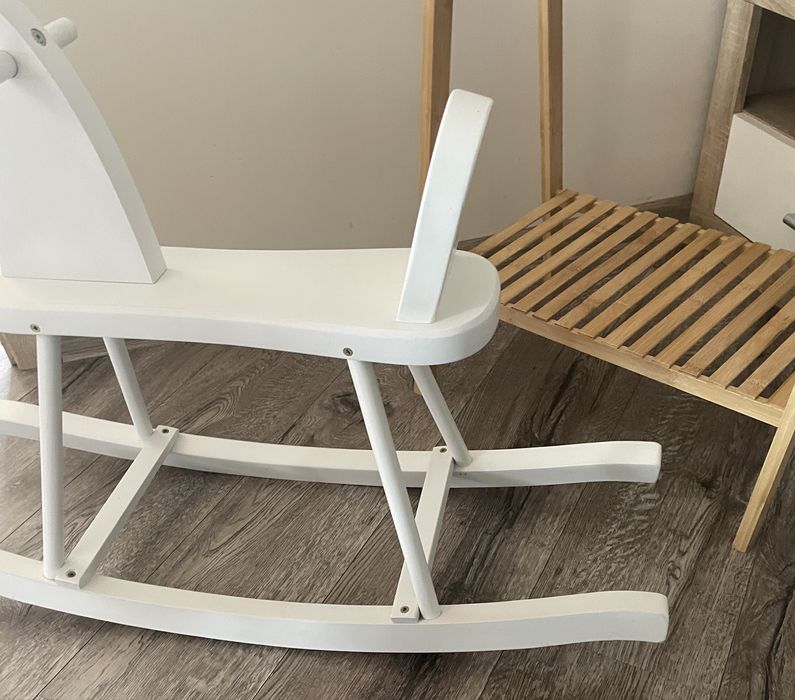 Drewniany konik na biegunach biały