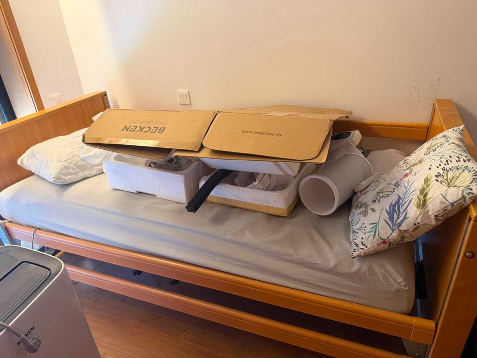 Cama articulada elétrica e elevatória hospitalar com colchão viscoelástico