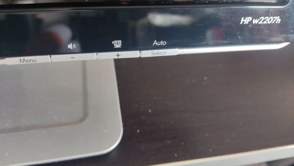 Monitor HP w2207h gratis 2 zestawy HP Easy Clip. 1680x1050, pivot, usb