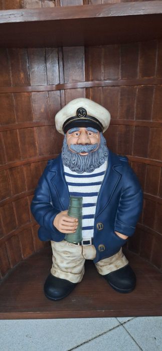 Estatueta decorativa de marinheiro ou capitão de barcos.