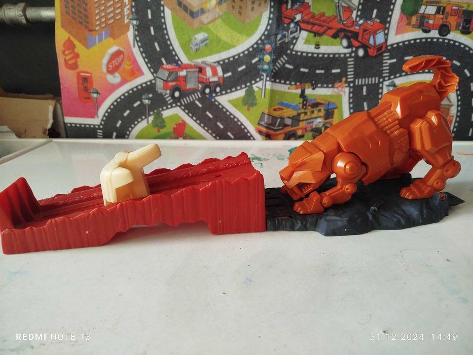 Трек Hot Wheels, автозаправка, вертиколо, поліцейське відділення