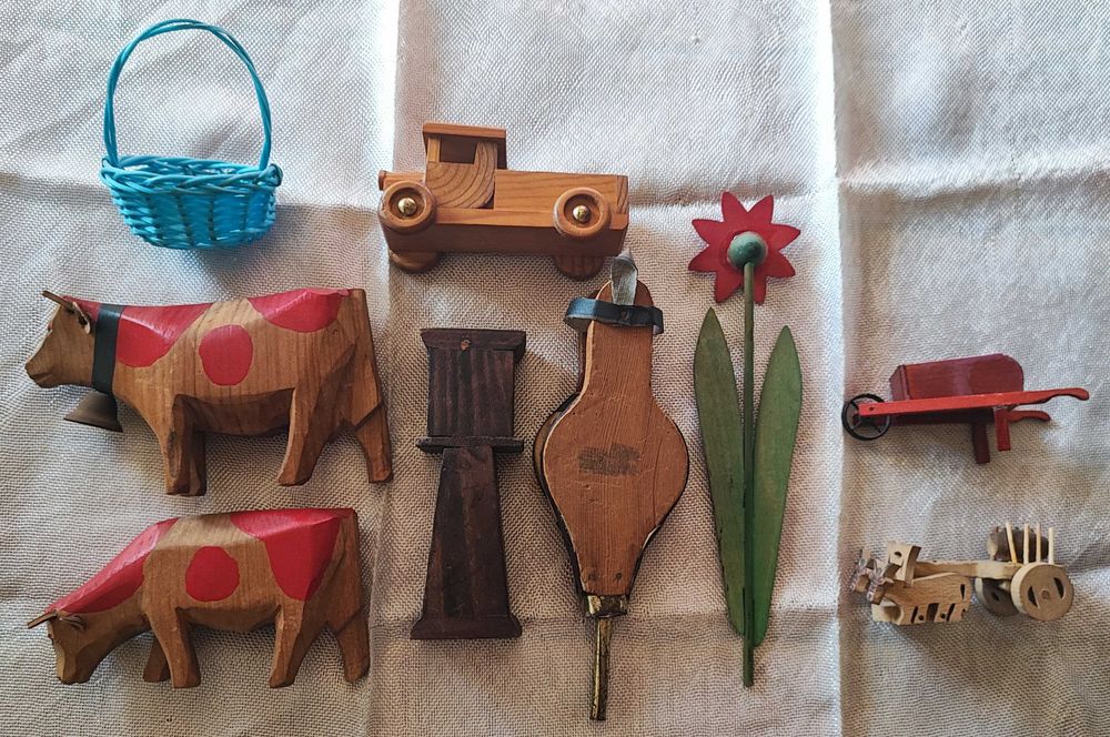 Lote variado de brinquedos em madeira - antigos