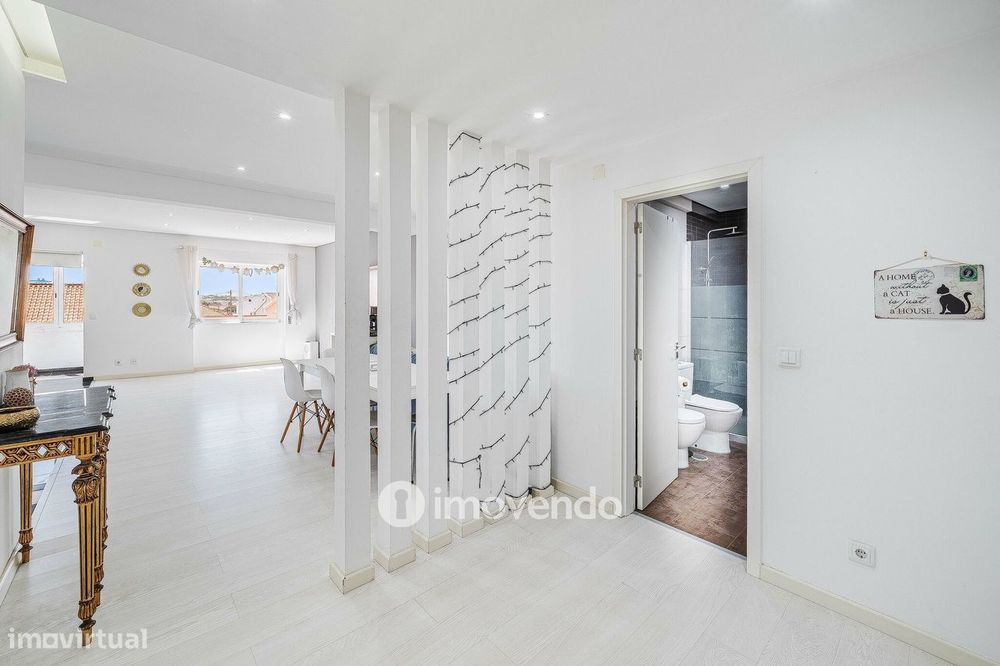 Apartamento T2 luminoso, totalmente remodelado, em Corroios