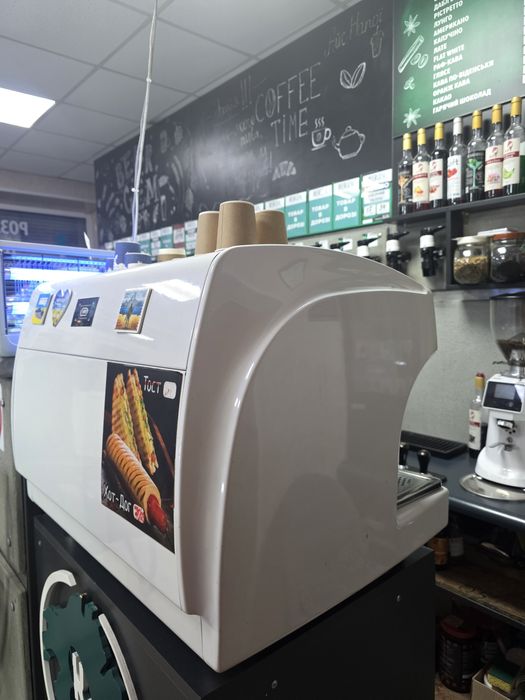 Продам кавовий апарат і б/у меблі,техніку,стелажі!