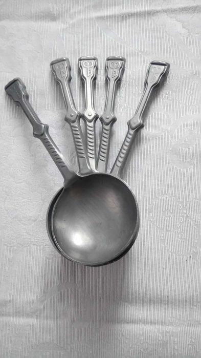 Различные столовые приборы.