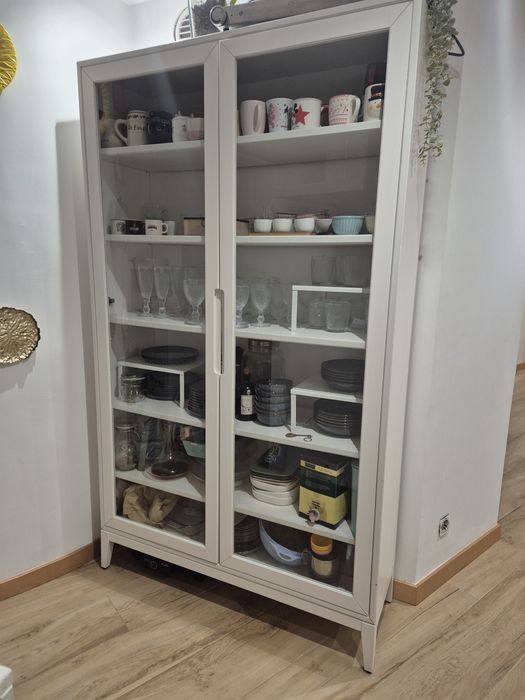 Vitrine IKEA branca com portas de vidro – como nova